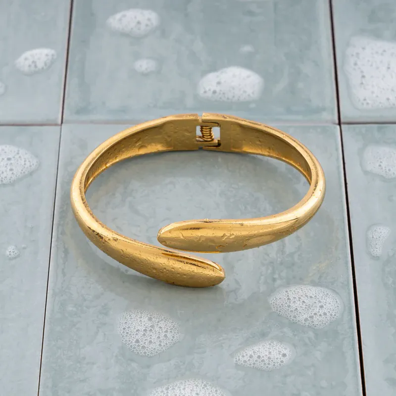 Frida Leonore Rise open bangle i forgylt stål