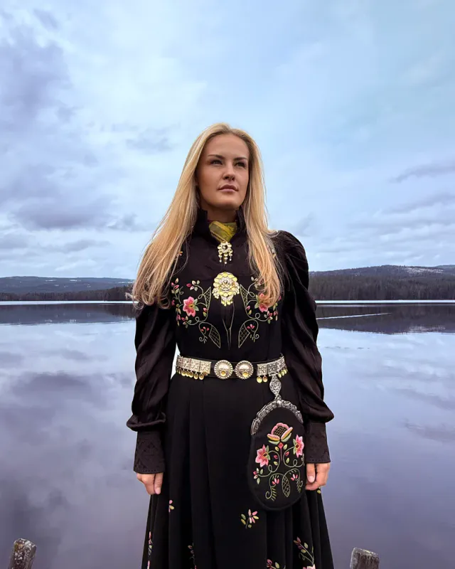 NORDlysblusen - Sort med sort broderi