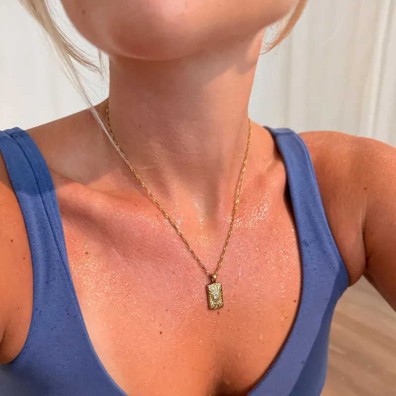 Frida Leonore Fate necklace i forgylt stål med hvit sten