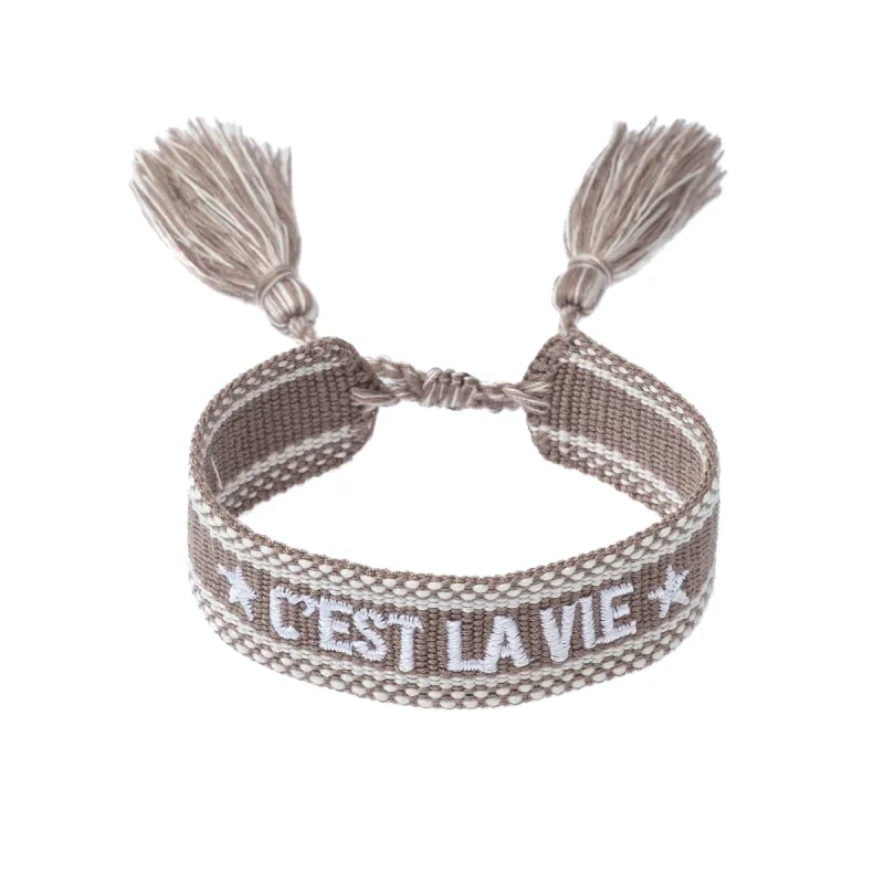 DARK Vevd vennskaps armbånd C`est la vie mørk beige med hvit tekst